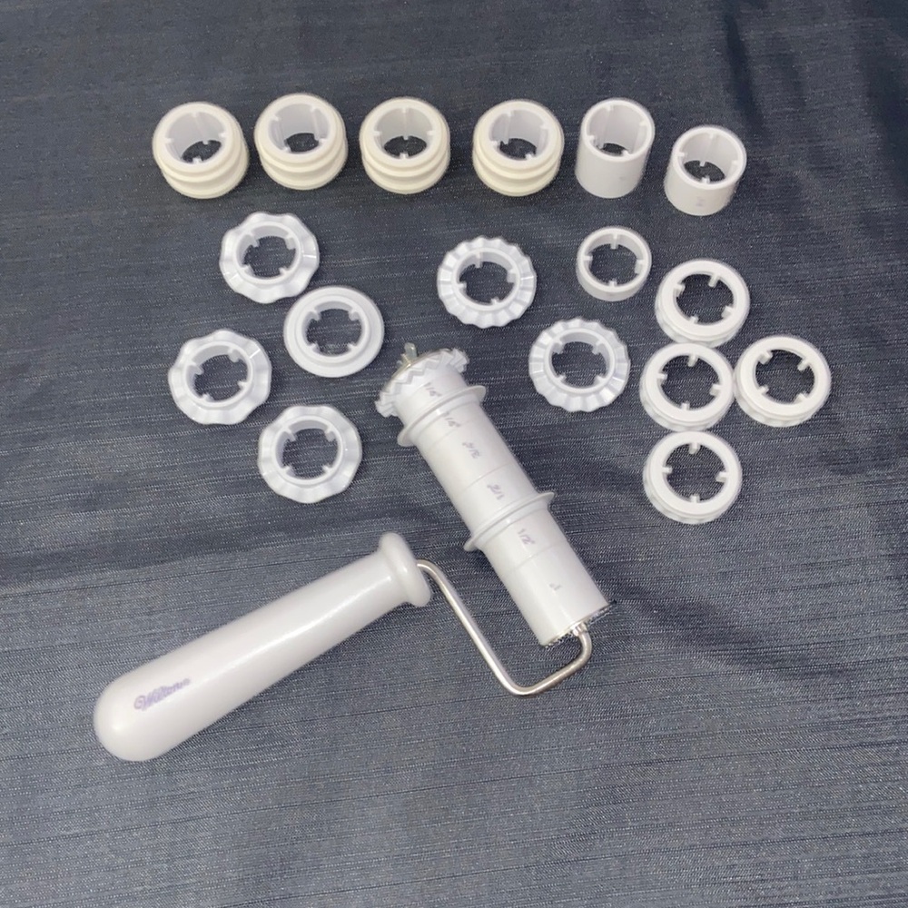 Wilton Fondant ribbon cutter/impression roller